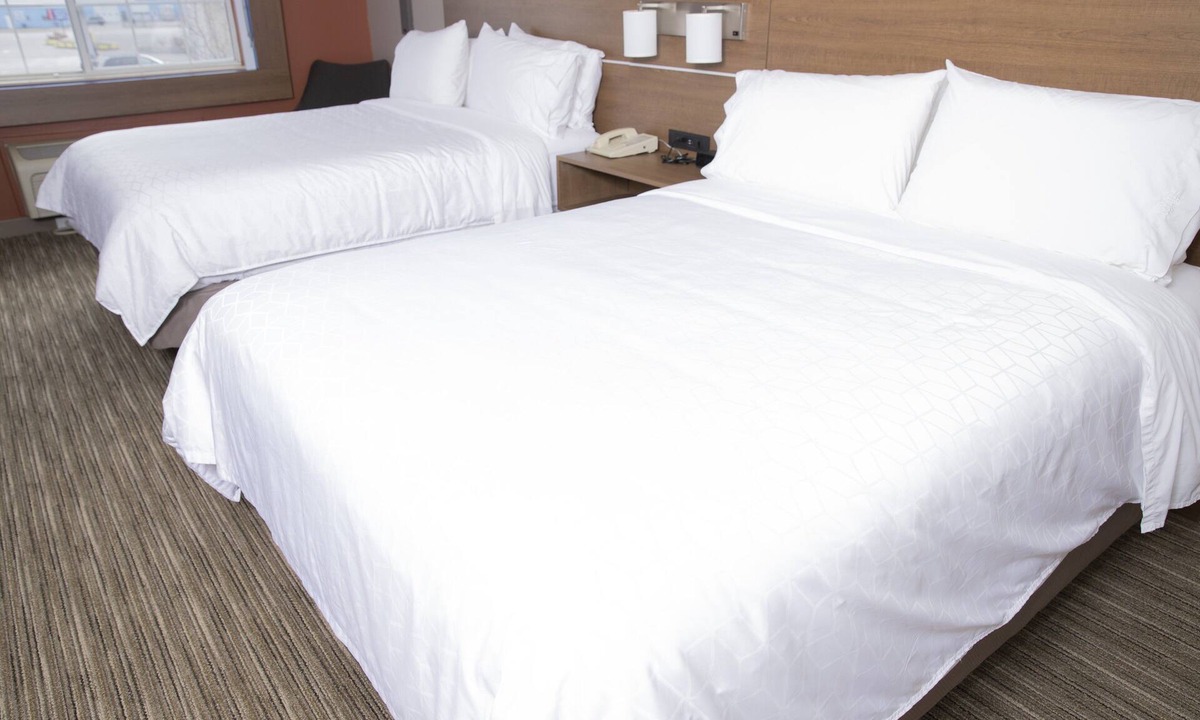 Napoleon Hotel | Holiday Inn Express Toledo West - Napoleon by IHG