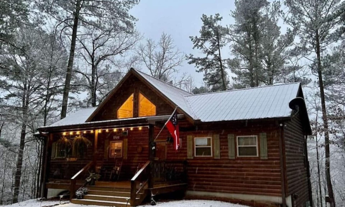 Ellijay Cabin | Hollow Tree Hideaway, Coosawattee River Resort