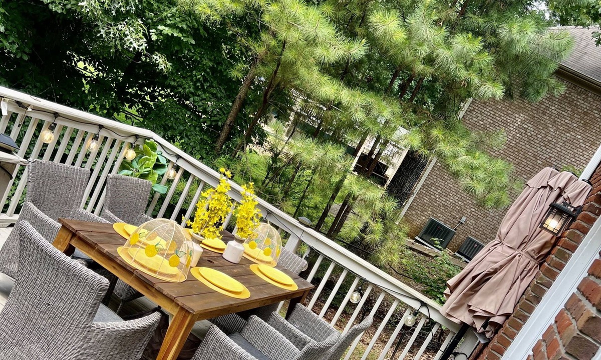 McCalla House | Home away from home! 2 mins to Million dollar Lake. Short distance 2 game time!