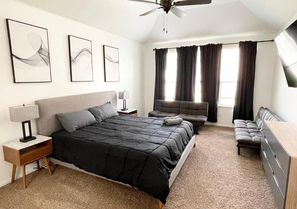 Little Elm House | Hot Tub 4BR Home - Huge Backyard, Game Room, Porch