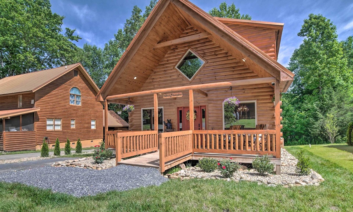 White Oak Lodge Cabin | Hot Tub, Pool Access & Fire Pit: Gatlinburg Cabin