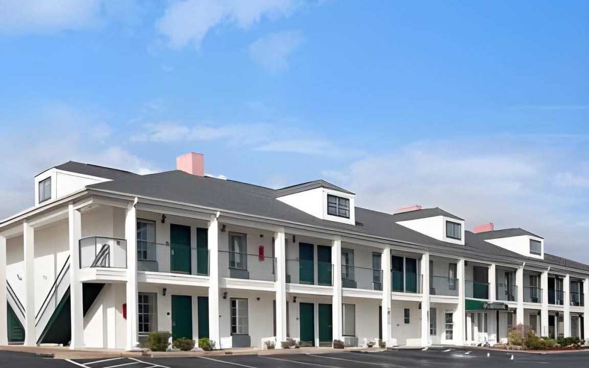 Roanoke Rapids Hotel | Hotel ∙ 5 guests
