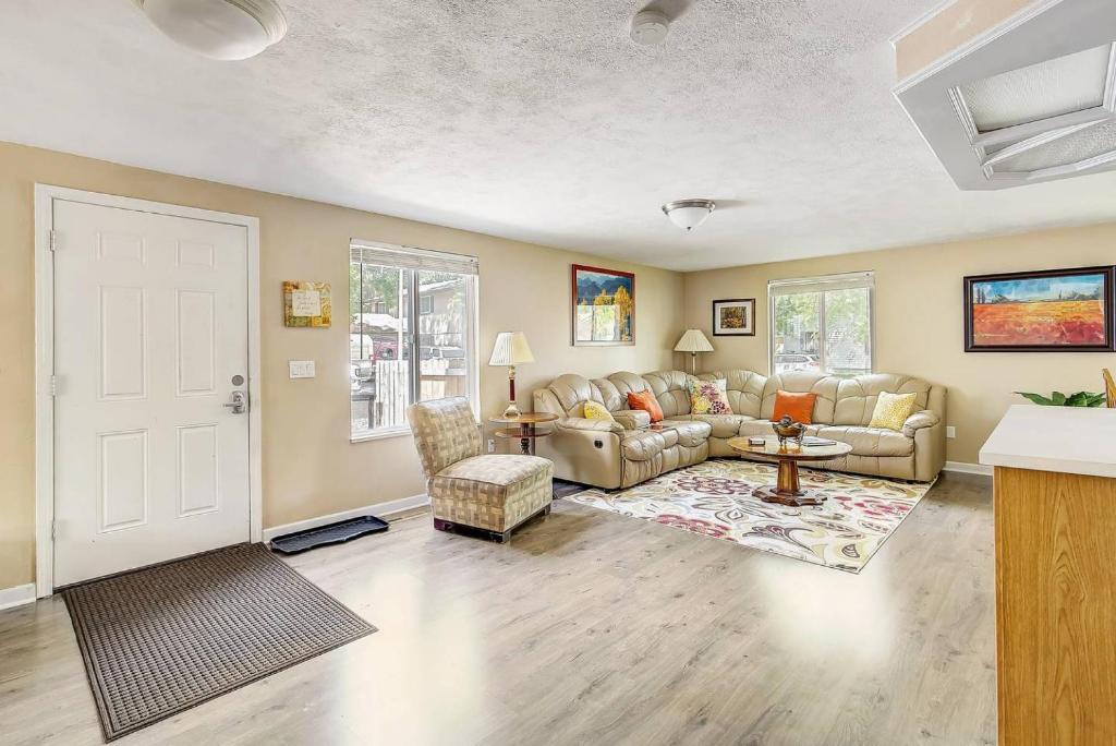 Trendwood and Frankline Square Bed & Breakfast | Ideally Located Westminster Home - Sleeps 13!