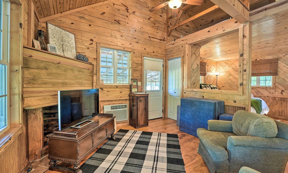 Fruitvale Cabin | Idyllic Cabin w/Fire Pit, Kayak On-Site!