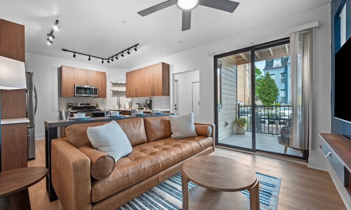 Shadyside Apartment | Immaculate Double King Suite | 4 beds | 2 Decks