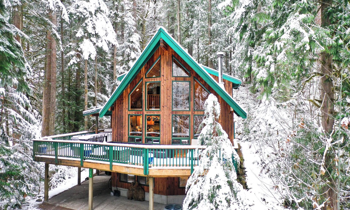 Glacier House | Indulge in Luxury in our Stunning Mt Baker Lodge - New Barrel Sauna, Hot Tub, Pet Friendly!