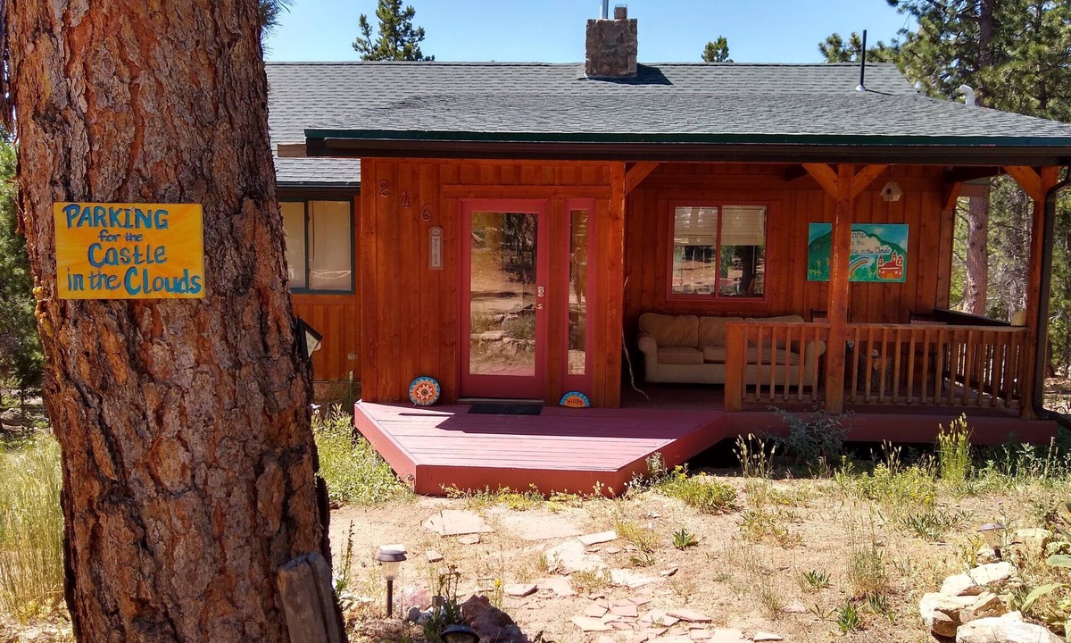 Coal Creek Cabin | Jetted Tub, Huge Deck, Fish tank and Romantic space for 2