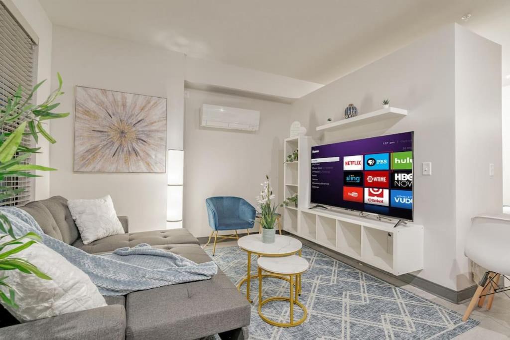 Westown Apartment | Journal Commons 425 Glamorous 1BR Suite Fast WIFI Fiser Forum