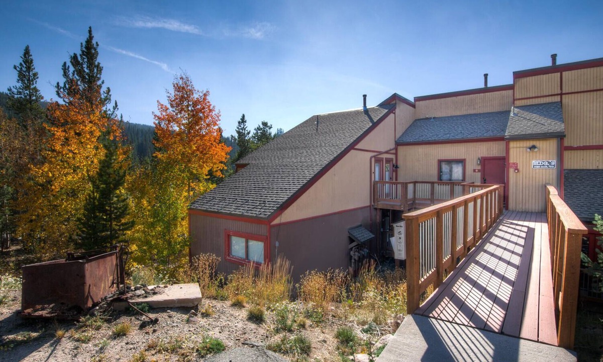 Dunkin Hill Condo | King Bed and Bunks/Office. Free Bus to Town/Skiing. Sweet View!