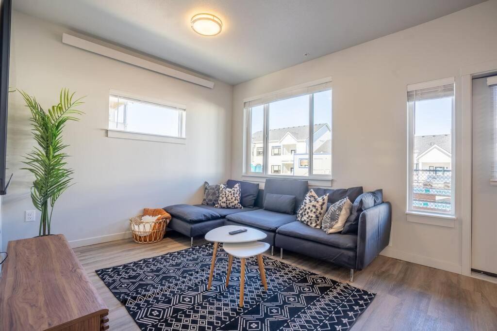 Vancouver Apartment | King Bed Boho Design near Local Coffee Shop & Grocery Store