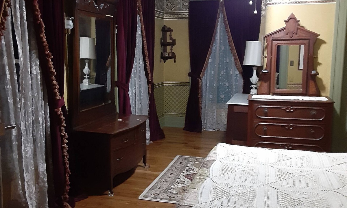 Downtown Toledo House | King Bed, Shared Bath, Sitting Room or Full-size Bed in Historic Victorian Inn