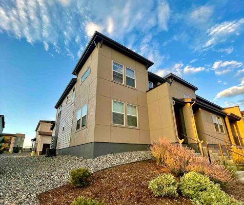 Gateway House | KING Beds/FREE PARKING/Coffee/Pool/HotTub