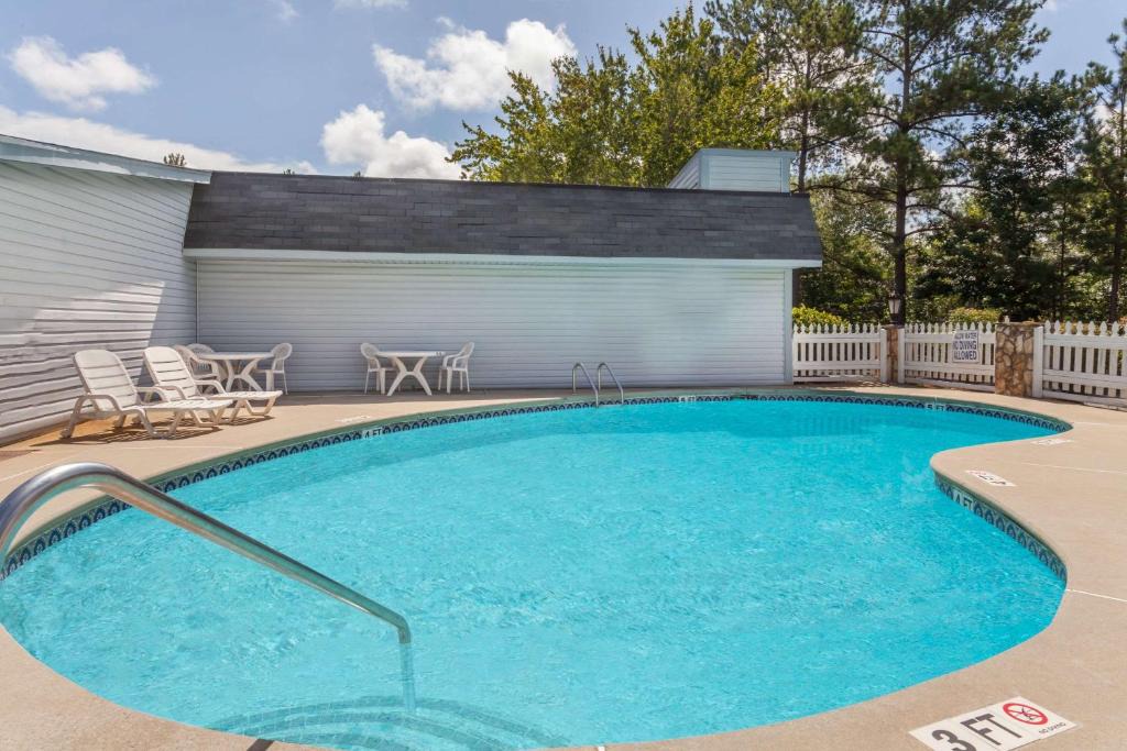 Seven Oaks Hotel | Knights Inn - Columbia