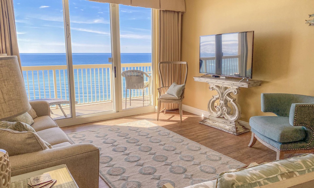 Panama City Beach Condo | L👀K! ⭐️ TOP-RATED DIRECT BEACHFRONT @Calypso — 2 King Beds + FREE Beach Chairs!