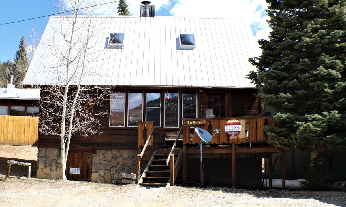 Red River Cabin | LaBelle Cabin - In Town - Pet Friendly! - Updated Furnishings - Satellite - Clos