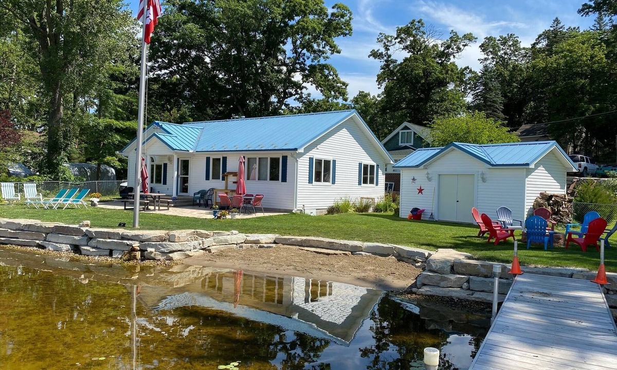 Putnam Township House | Lake Front Blue Turtle Cottage on Patterson Chain of 7 Lakes 3BR, 1.5BA