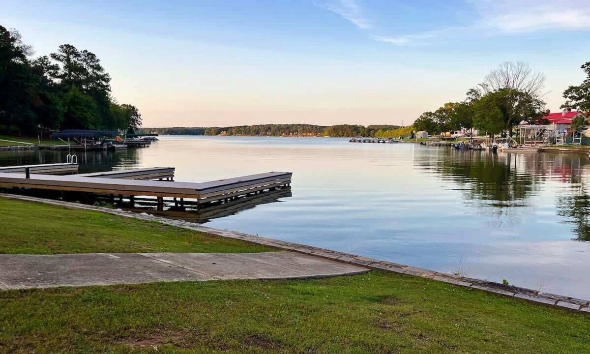 Lake Oconee House | Lake Oconee Lakefront w/Pool, Kayaks & Games