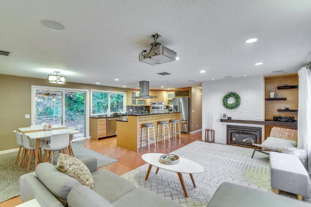 Palisades House | Lake Oswego Home with Covered Patio Near Portland!