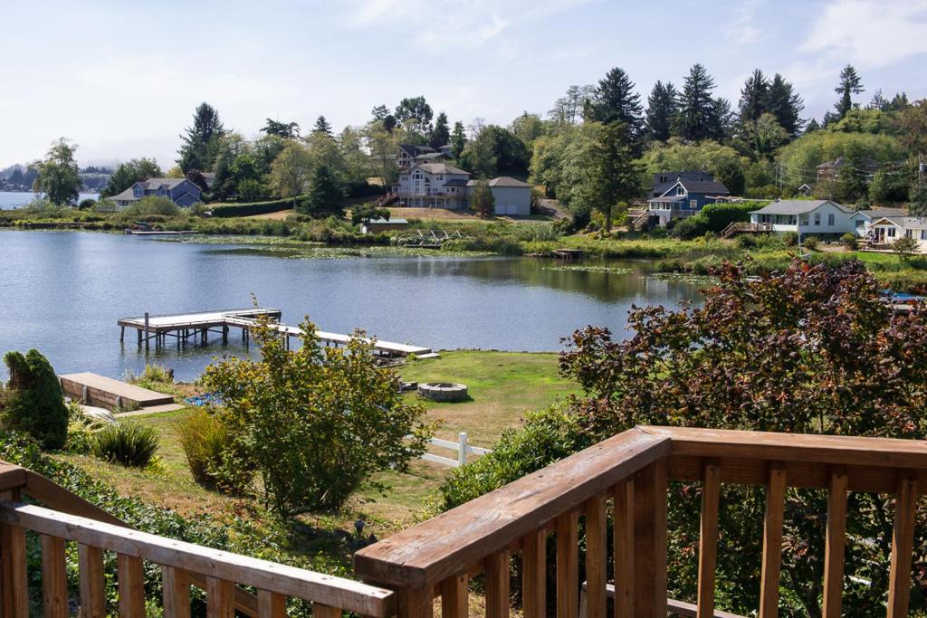 Neotsu House | Lake Point Hideaway House
