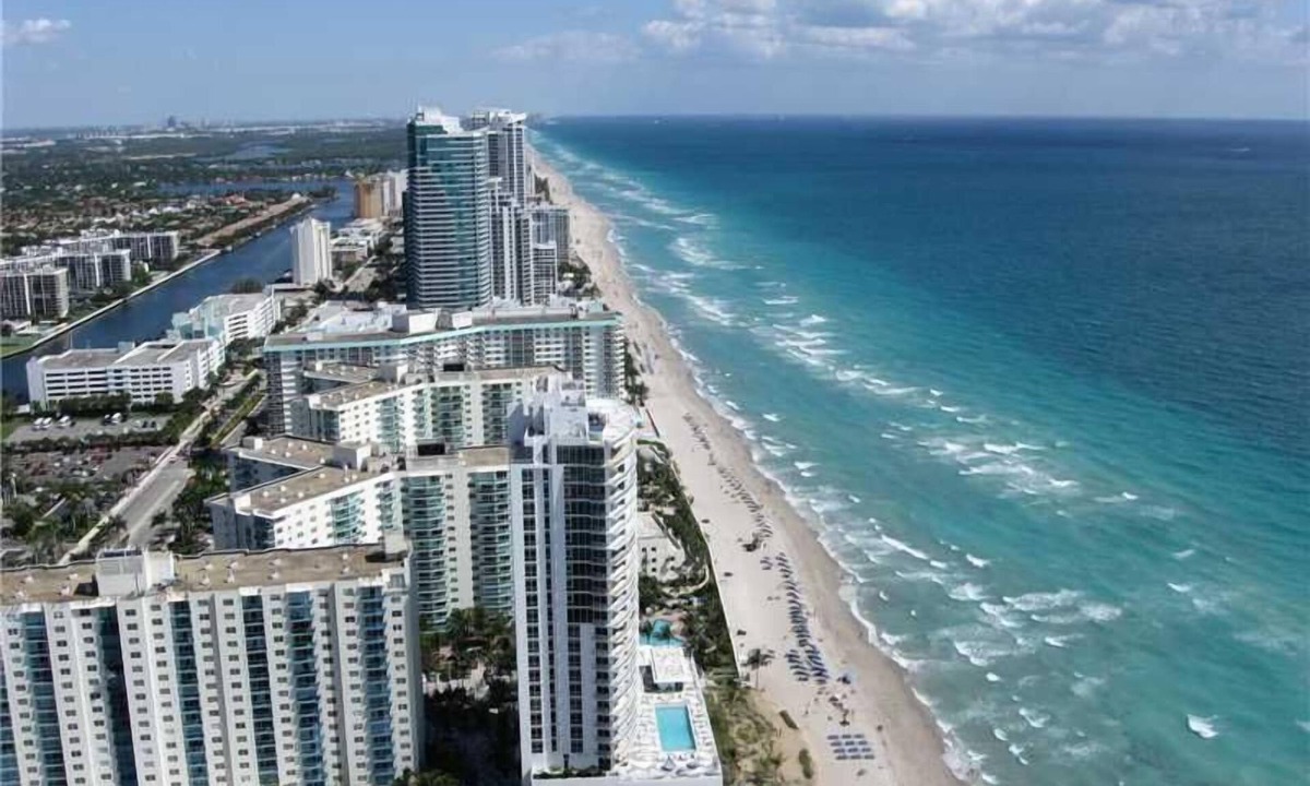 Hallandale Beach House | Lake View - Central Location, Monthly Stays Welcomed, 20% off