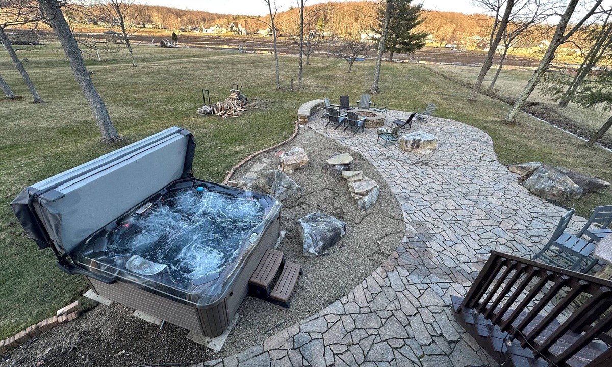 Treasure Lake House | Lakefront, 4br, 4Ba, Huge Yard and Patio, Docks, Private HOT TUB - sleeps 14+