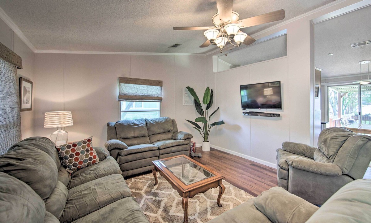Enchanted Oaks House | Lakefront Mabank Gem w/Sunset Views: Pets Welcome