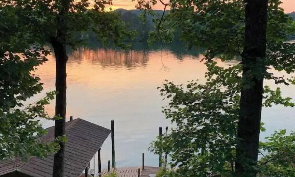 Spring City House | Lakefront Sunset Harbor on Watts Bar Boathouse and Dock