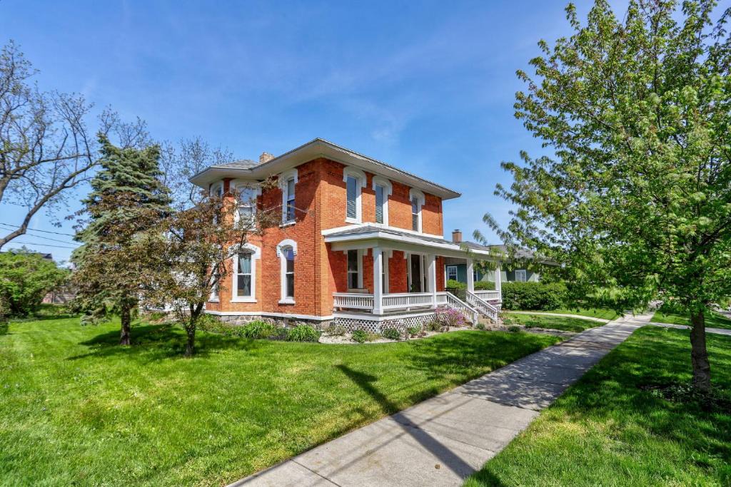 South Haven House | Lakeside Haven - Steps to Beach, Shops AND Dining!