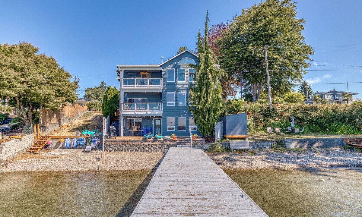 Lake Stevens House | Lakeside Oasis~ 3-level home ON the lake!