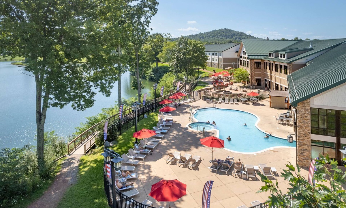 Roanoke Apartment | Lakeside Suite | Kitchenette | No Hidden Fees