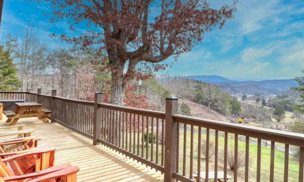 Gatlinburg - Pigeon Forge Cabin | Large 5 bedroom, 4.5 bath that sleeps 22 with easy access to Pigeon Forge