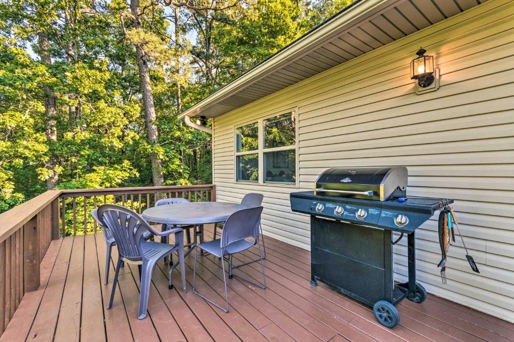 Hot Springs Village Apartment | Less Than 2 Mi to Lake Coronado Apt with Grill!