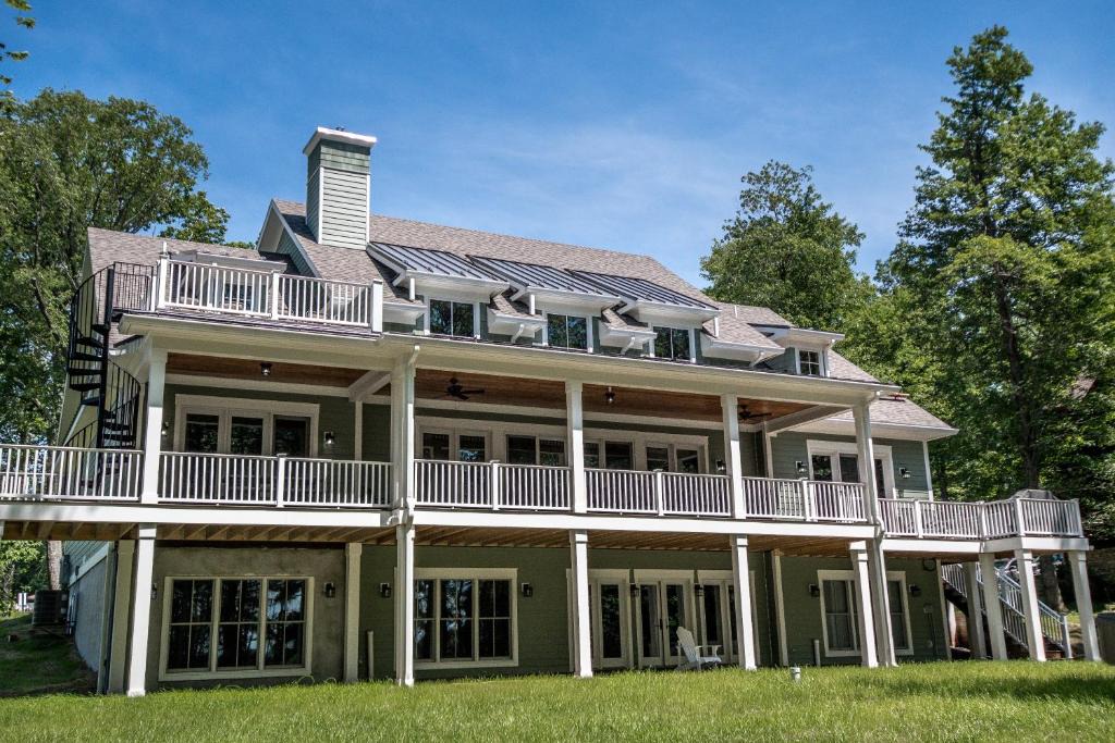 Waterfront Greens House | Let the Good Times Roll