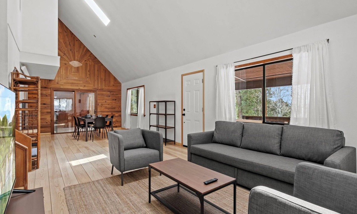 Highland Lakes Cabin | Light Filled Cabin Nestled in Rocky Mountains