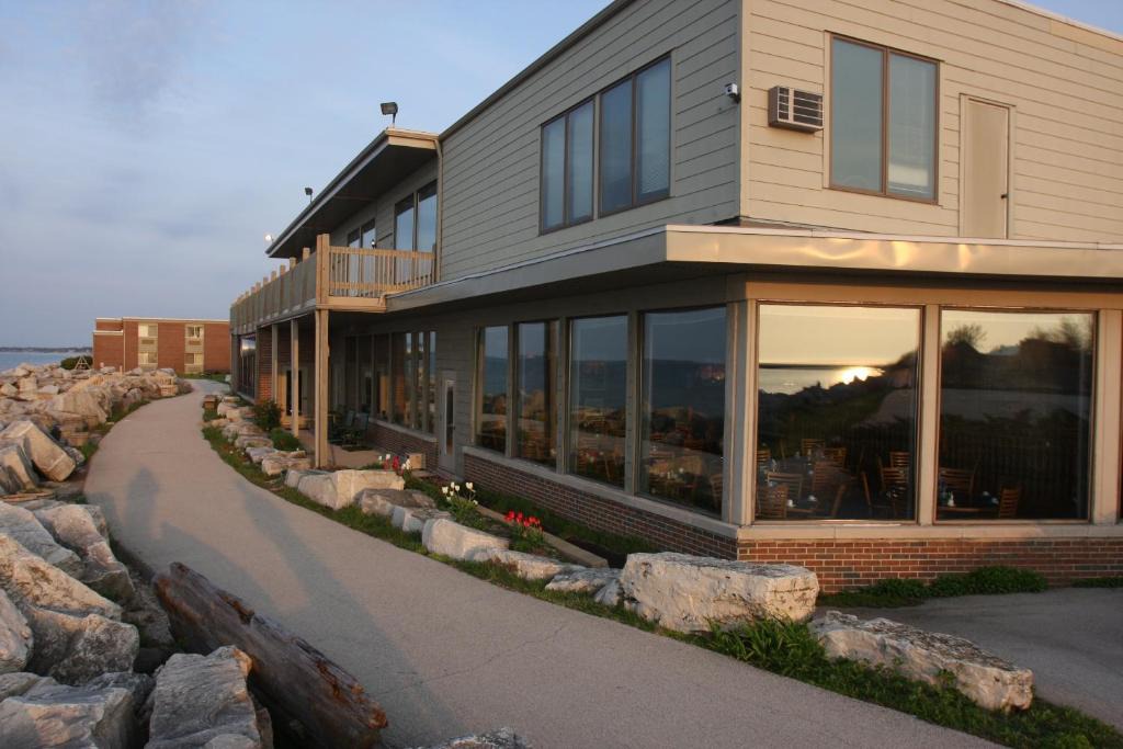 Two Rivers Hotel | Lighthouse Inn - Two Rivers