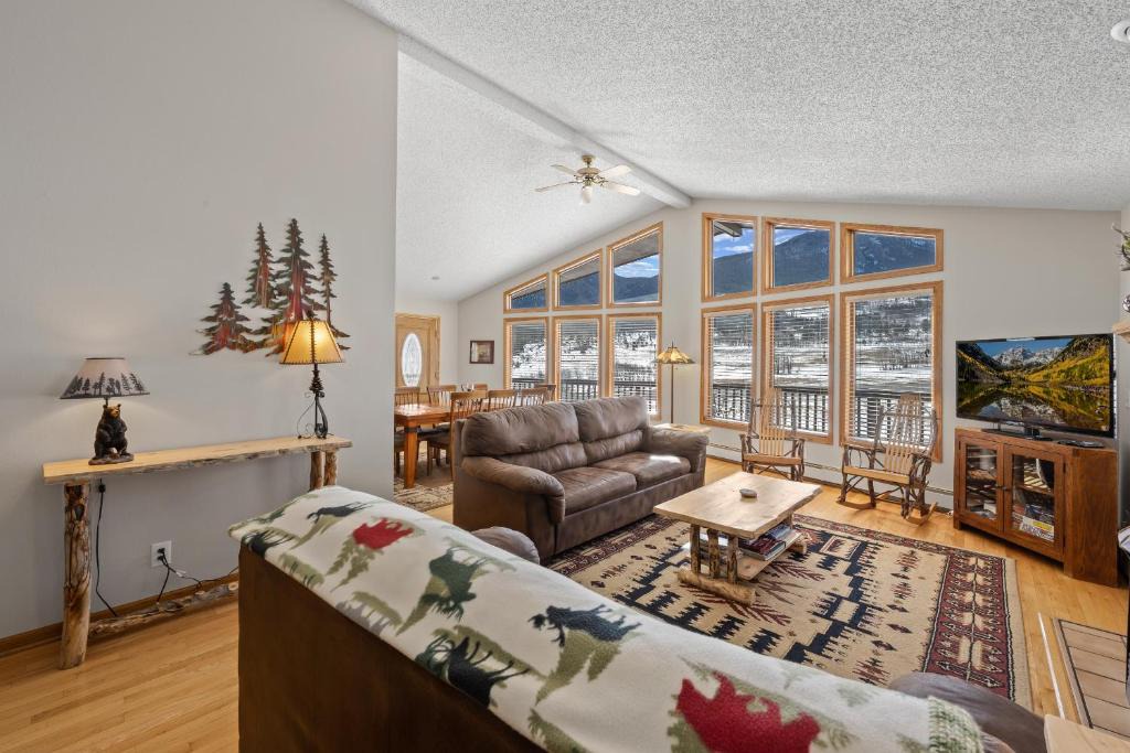 Estes Park House | Lily Mountain Lodge - Amazing Mountains Views, Private Hot Tub, Great Location