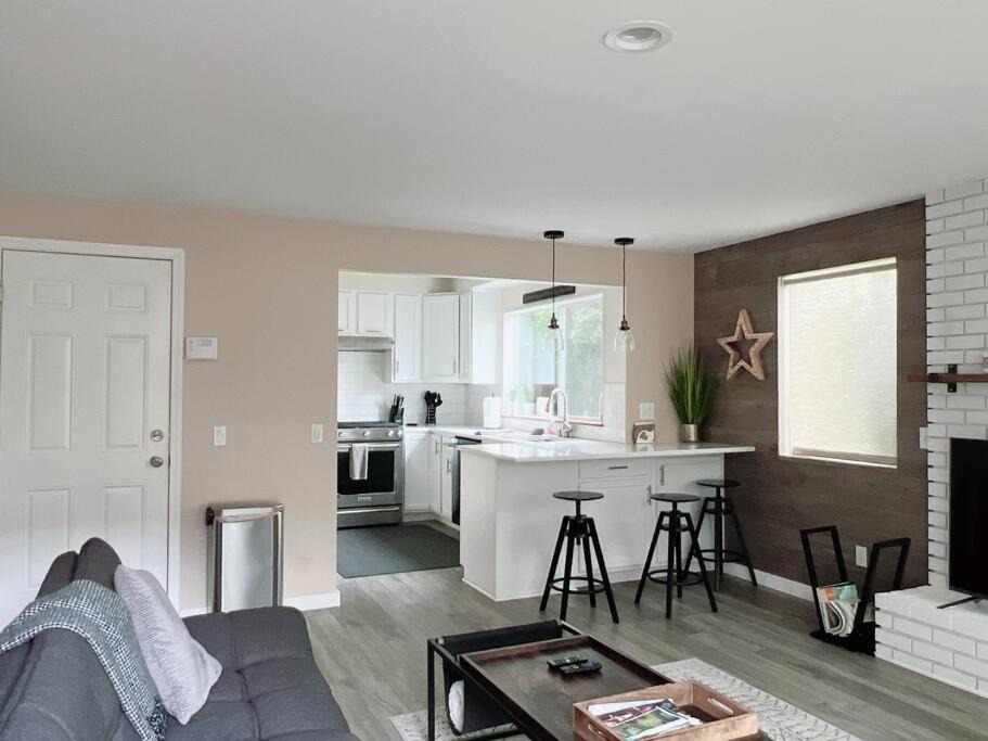 Lake Forest Park Villa | Livable C near Lake Washington