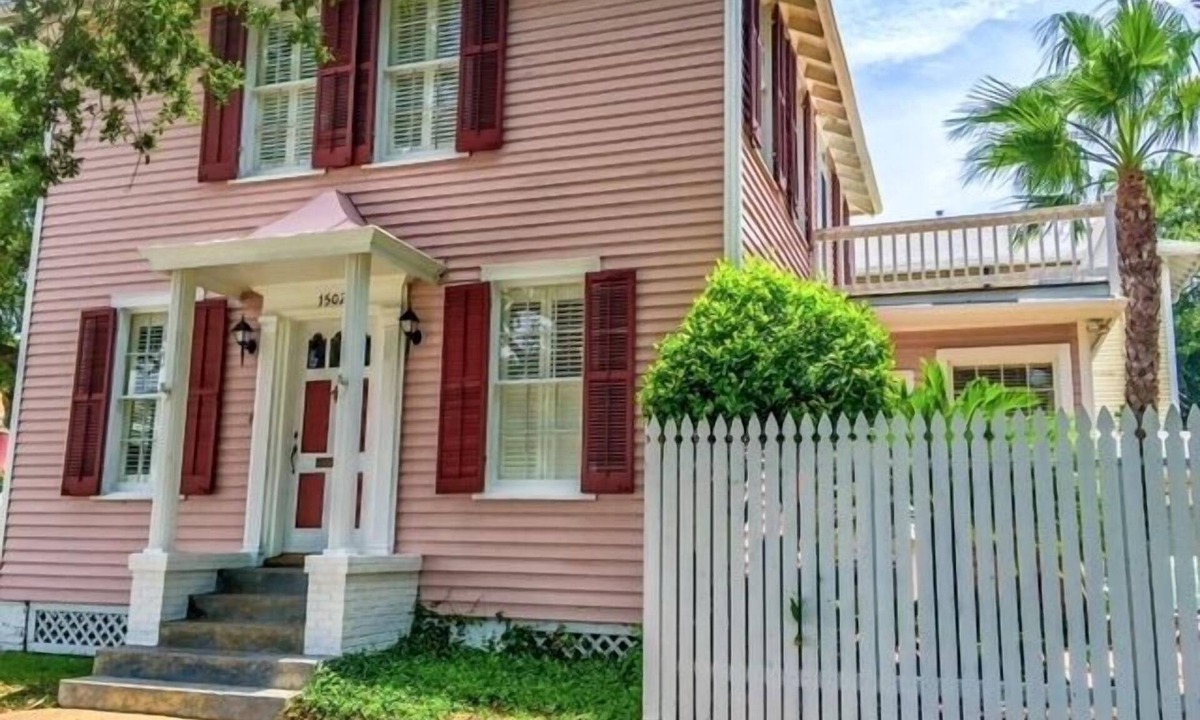 Galveston House | Located in the Heart of Galveston's Silk Stocking District