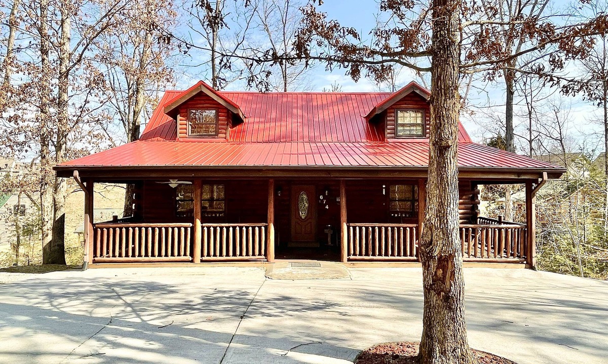 Pigeon Forge Cabin | Location! Country Charm Lodge - Hot tub - Game room - Large Porch- Picnic Area