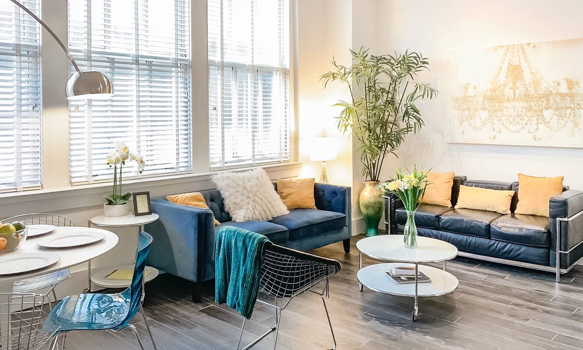 Central Business District Condo | Location Location Location! Comfy Plush Modern Condo in The Center of Everything