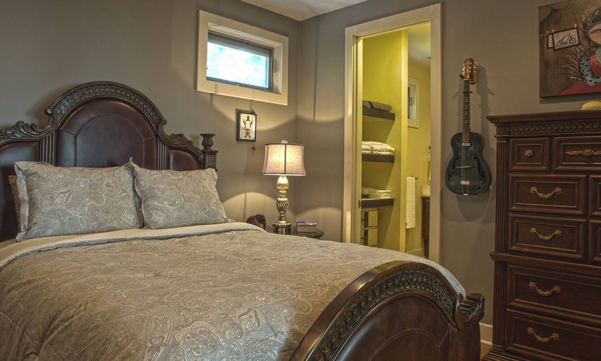 Hillsboro Village Apartment | Location! Within walking distance of restaurants, shops, Universities and more!