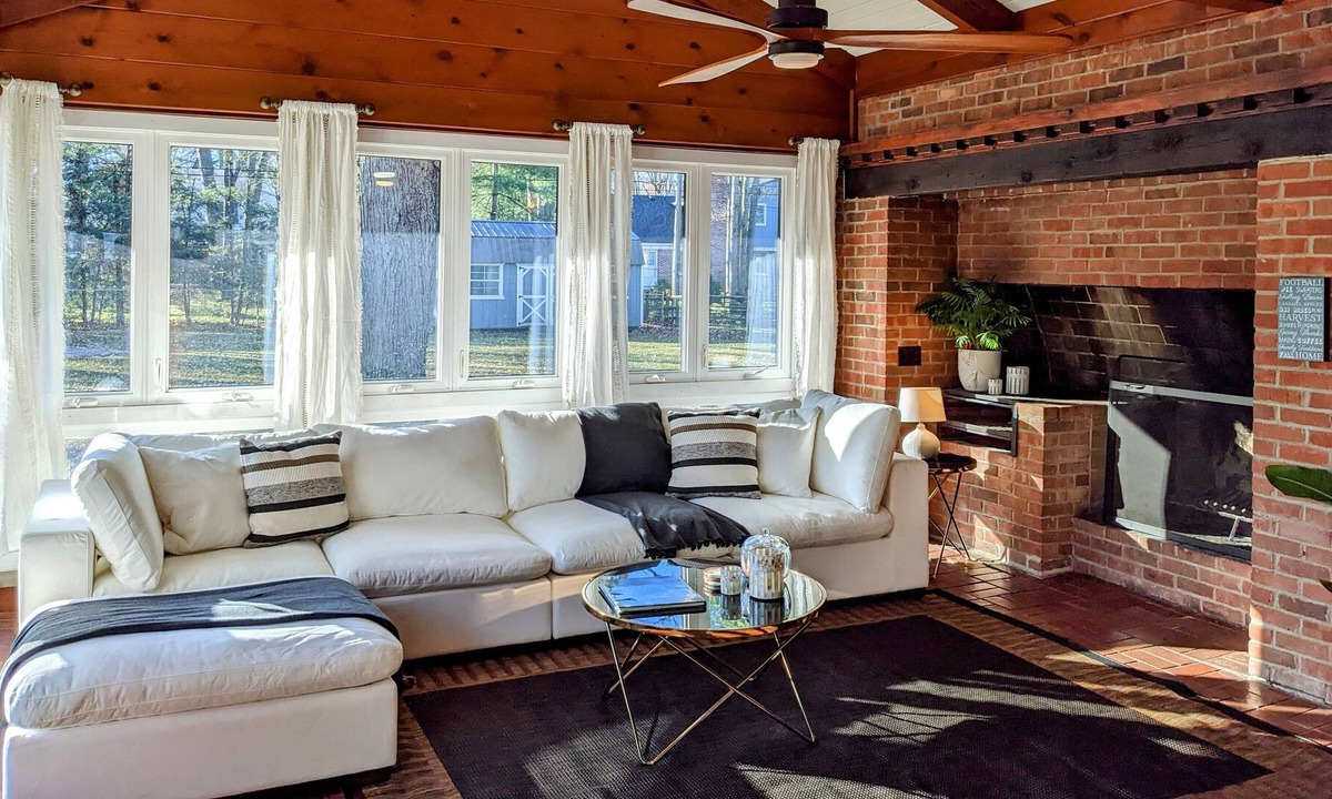 Bedford House | Lots of space (3200 sq ft), huge park like setting, and Amazing Location!!!!