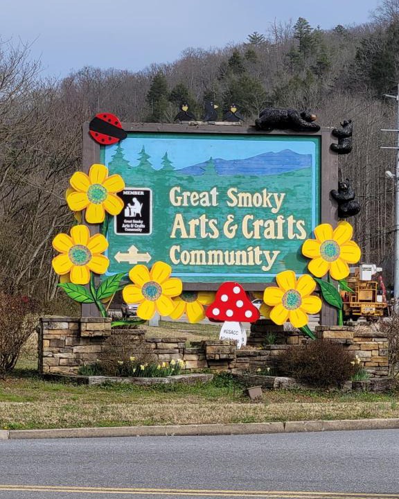 Gatlinburg - Pigeon Forge House | LOWEST PRICES OF THE YEAR Enjoy the Smoky Mountains AN ENTIRE HOME Sleeps 10 Pet friendly