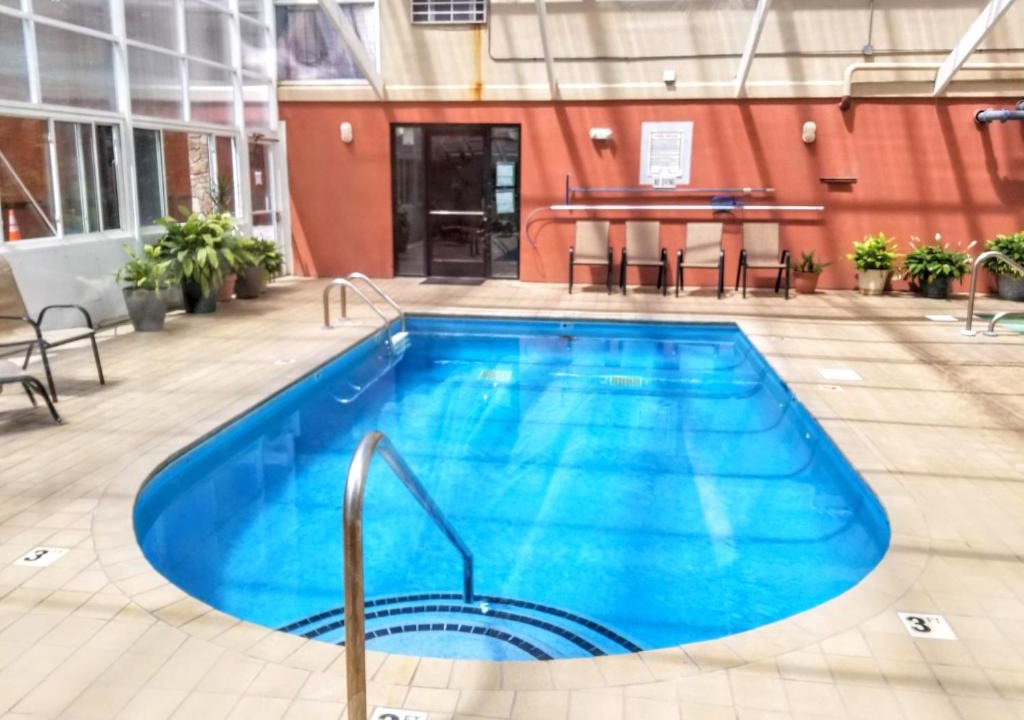 Gatlinburg Apartment | LOWEST PRICES OF THE YEAR Downtown Gatlinburg Suite, Close to everything, FREE HIGH SPEED WIFI, Private balcony, Pool, Hot Tub, sleeps 8