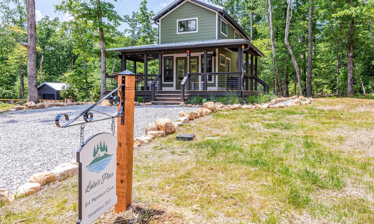 Tracy City House | Lulu's Place - A Lakeside Tiny Home in Tennessee