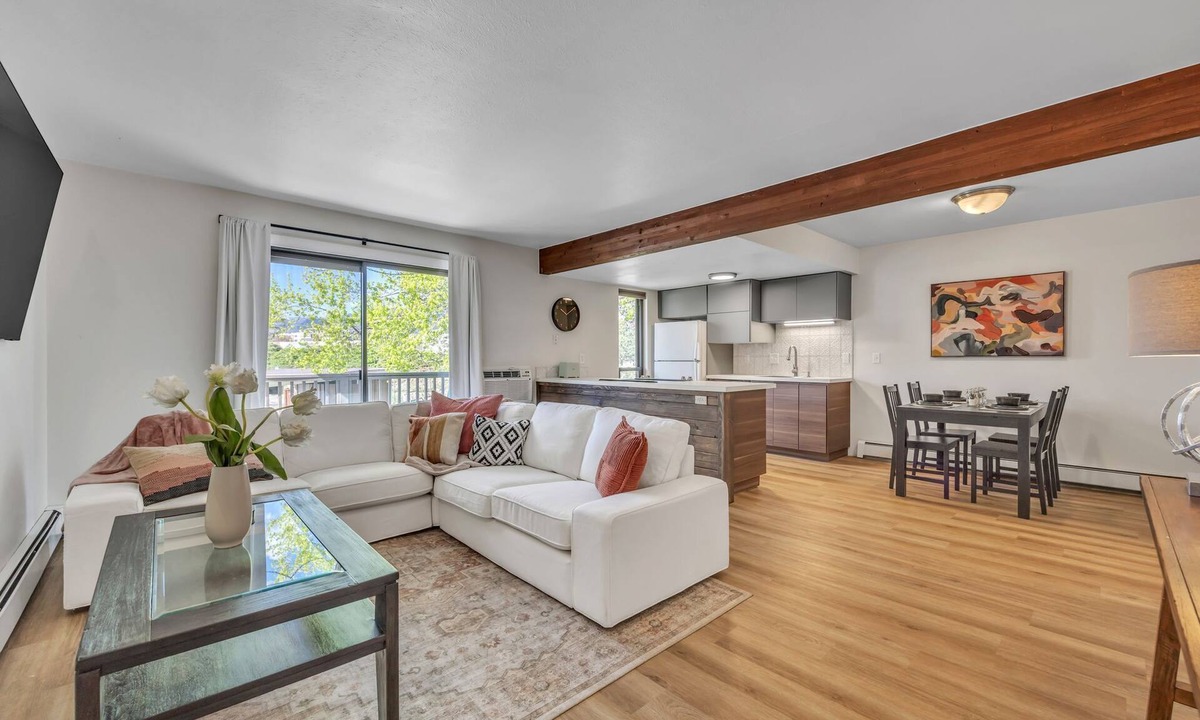 East Boulder Condo | LUX Modern Condo - POOL - Free Parking - CLEAN