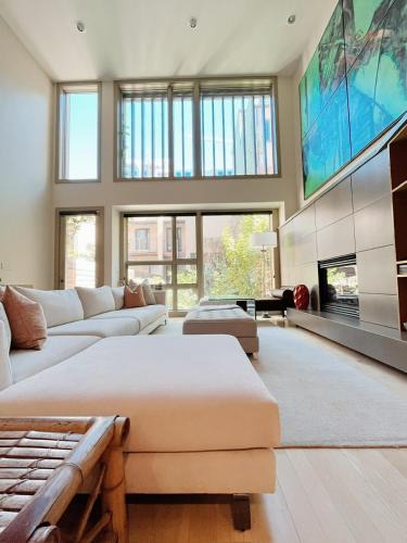 Civic Center House | Luxe 4 bed 5 bath with Parking Walk to Capitol, Convention Center, museums and shops