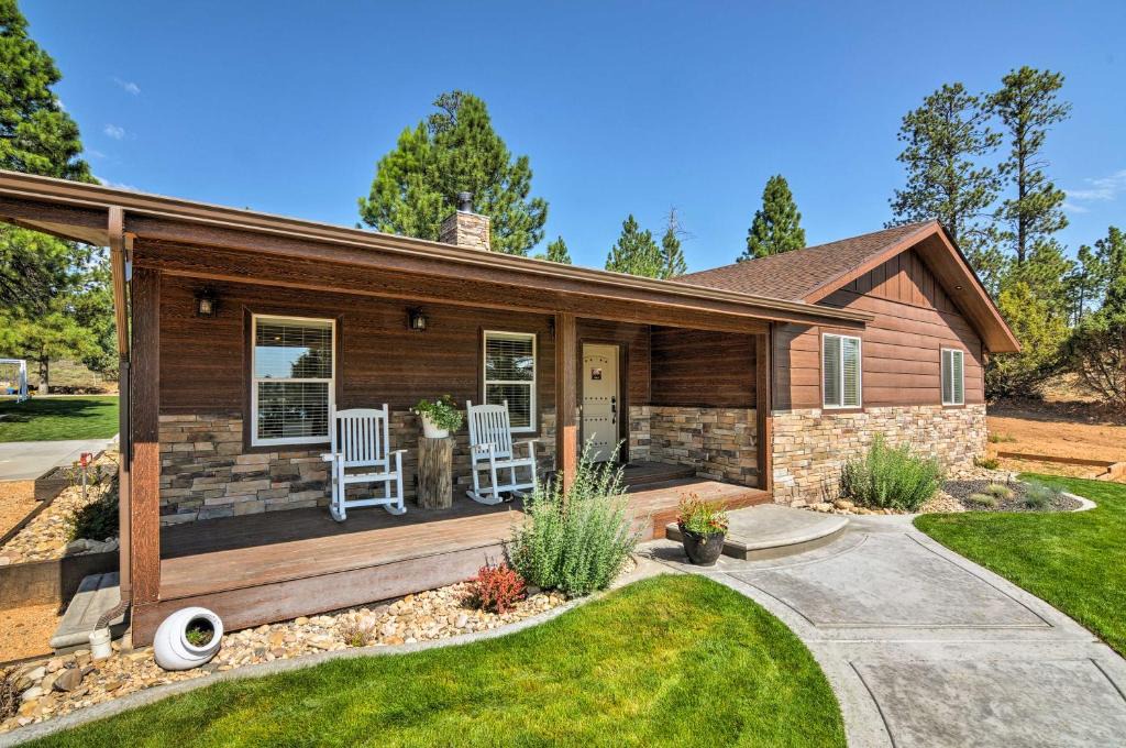 Bryce Canyon House | Luxe Home about 2 Mi to Bryce Canyon National Park!