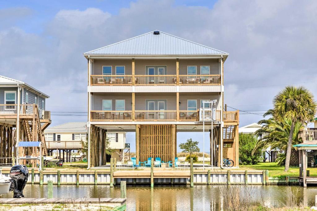 Dauphin Island House | Luxe Stilted Home with Kayaks Walk to Beach