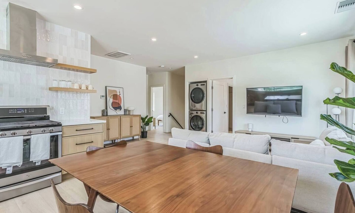 Downtown Los Angeles Condo | Luxury 3BD/2BA Upper Condo w/Parking, W/D, A/C + Stunning DTLA & Mountain Views